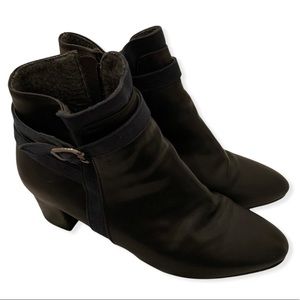 Spurs Korea black leather pointed toe cushioned ankle boots booties shoes size 8